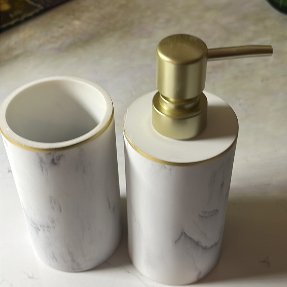 NEW Sunday Citizen resin bath set—soap dispenser & toothbrush holder